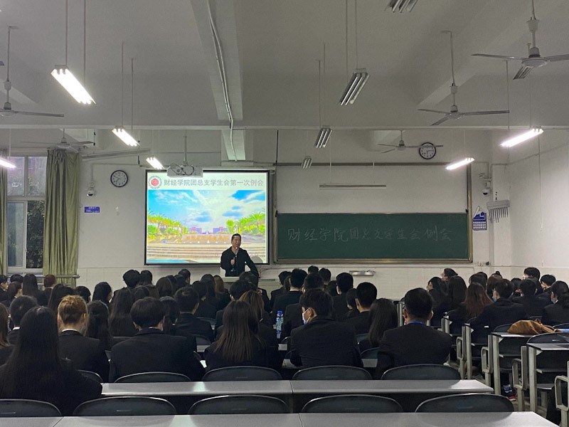 参加本次例会的有学工办主任赵绍雄,以及18级,19级各部门学生干部.