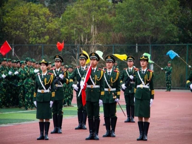 学军人之风采，强自身之素质