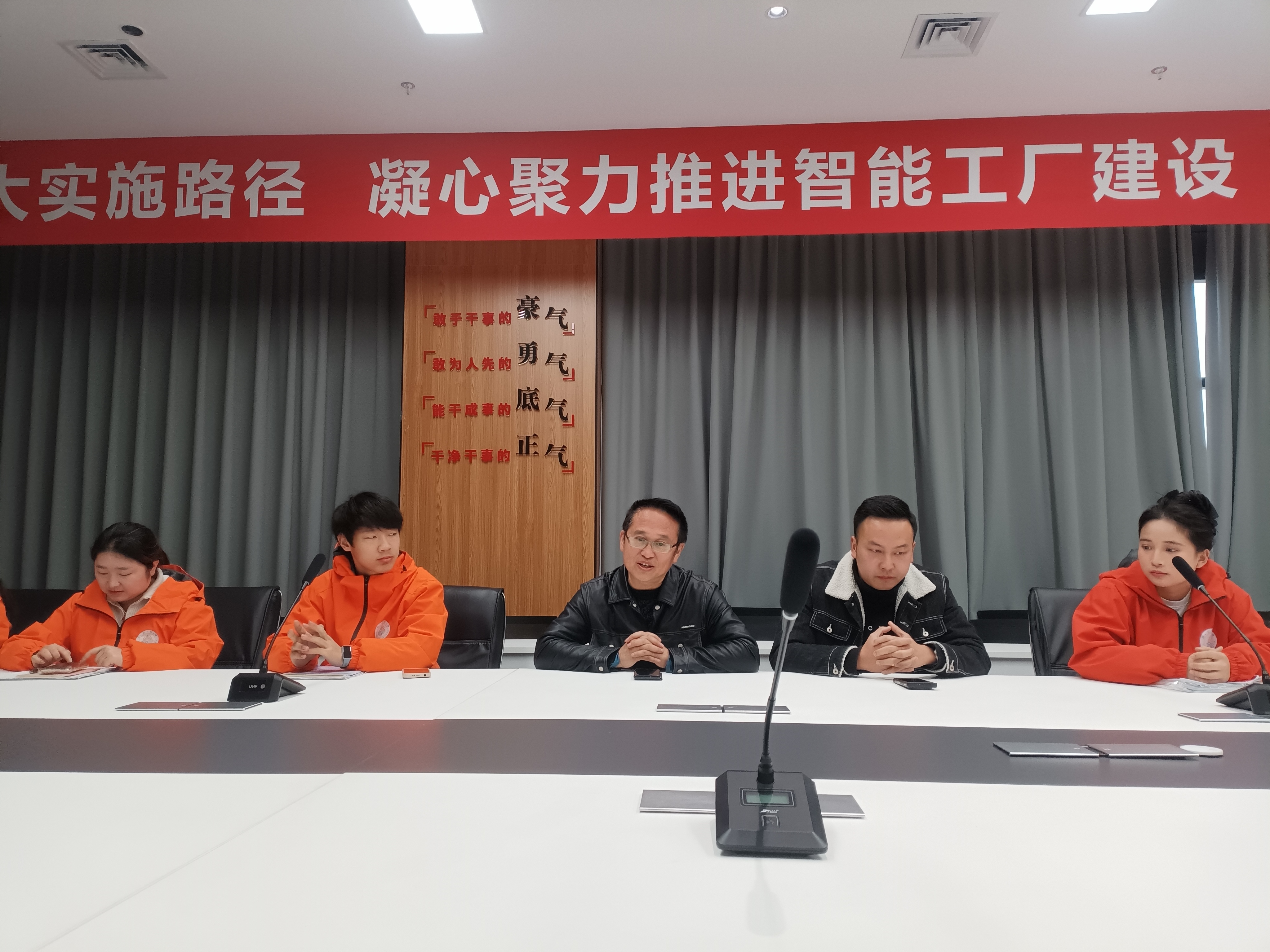 深化产教融合，共育创新人才——经济管理学院教师带队观摩长虹双创基地