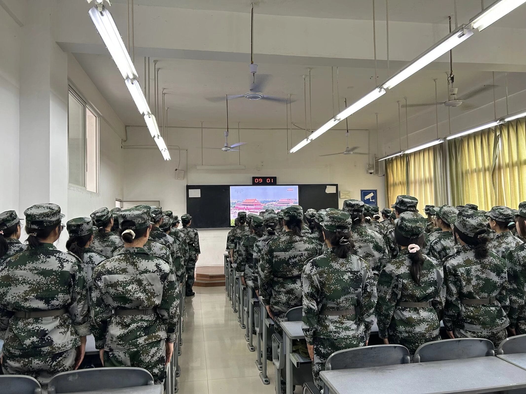 大健康学院组织师生收看纪念中国人民抗日战争暨世界反法西斯战争胜利80周年大会